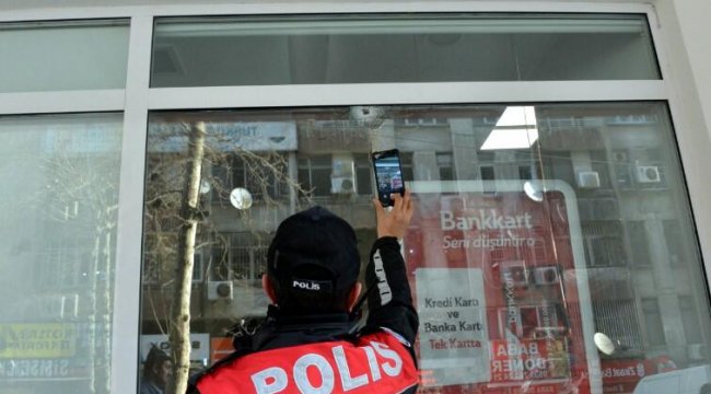Banka şubesi kurşunlandı