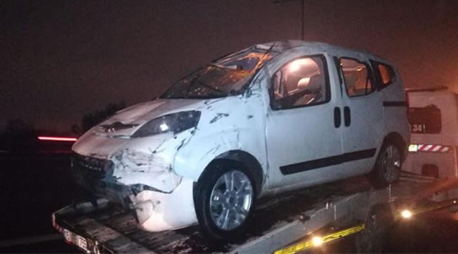 Buca’da  araç bariyerlere çarpıp takla attı
