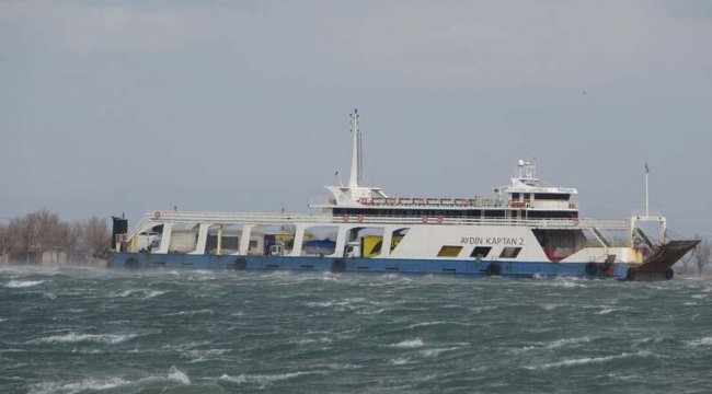 Çanakkale'de fırtınanın sürüklediği feribot, karaya oturdu