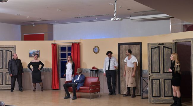 ÇİĞLİ'DE 'KARMAKARIŞIK' OYUNUNA BÜYÜK İLGİ