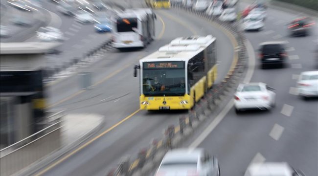 Durakta bekleyen yolcuya metrobüs çarptı