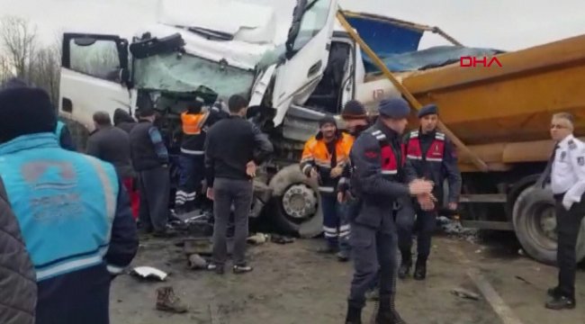 İstanbul'da hafriyat kamyonu ile su tankeri kafa kafaya çarpıştı