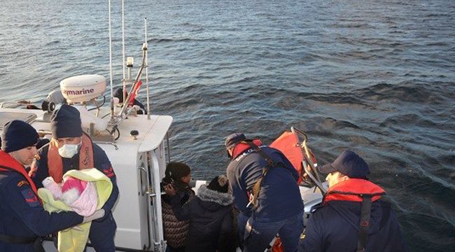 İZMİR'DE 12 KAÇAK GÖÇMEN YAKALANDI