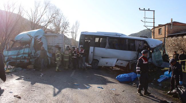 İZMİR'DE ÜZÜCÜ KAZA
