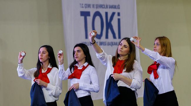 İZMİR TOKİ'DE KURA HEYECANI