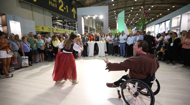 KARŞIYAKA’DA ENGELLER DANSLA AŞILIYOR