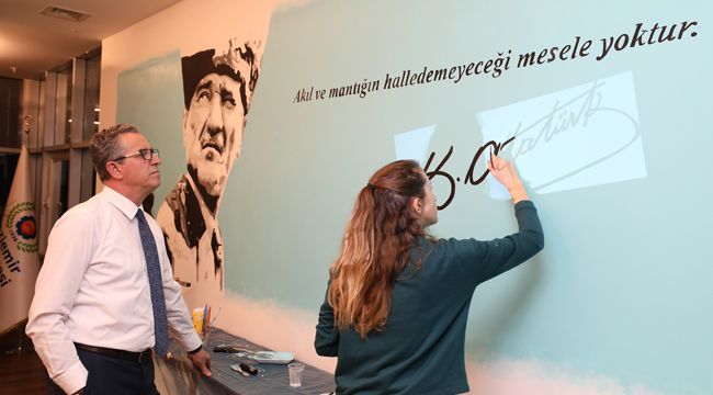 MAKAM ODASININ DUVARI TUVAL OLDU