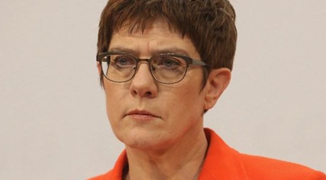 Merkel'in halefi Kramp-Karrenbauer istifa etti