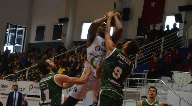 Petkimspor liderliğini sürdürüyor