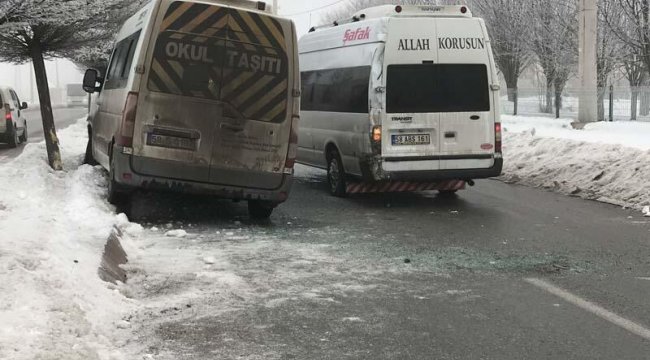 Sivas'ta buzlanan yolda servis minibüsleri çarpıştı: 12 yaralı