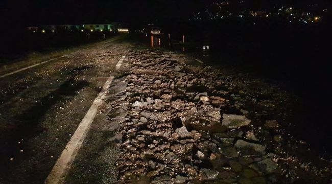 TİRE'DE YOL ÇÖKTÜ