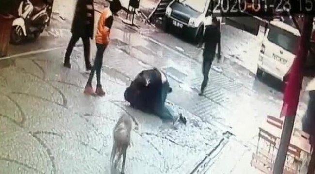 Tuzla’da iki genç sokak ortasında kavga etti
