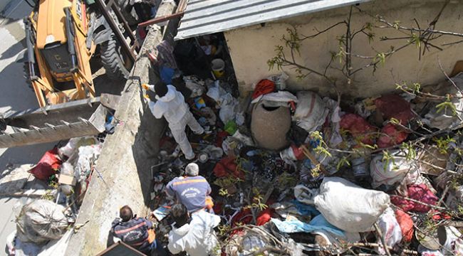 75 yaşındaki kadının evinden 15 ton çöp çıktı
