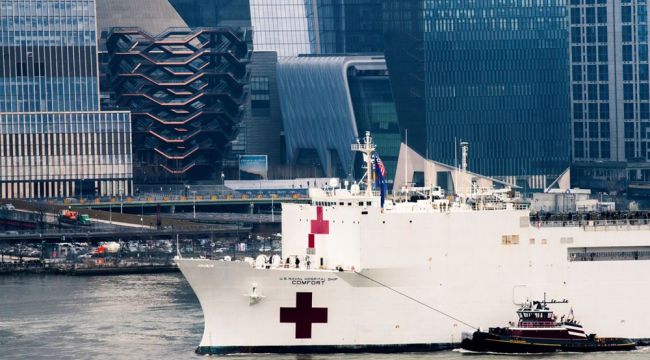 ABD Donanması'na ait yüzen hastane 'Comfort' New York'a yanaştı