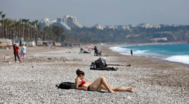 Antalyalılar 'evde kal' çağrısına uydu, turistler denize girdi