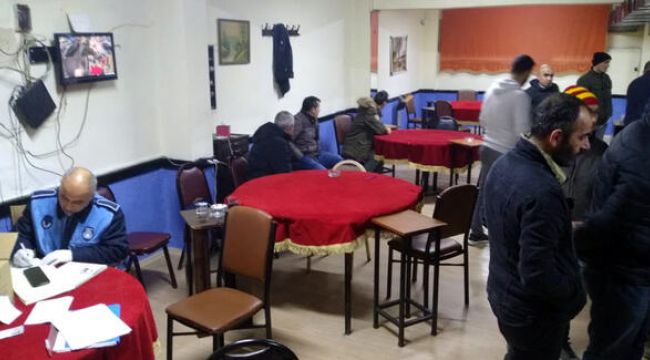Bağcılar'da yasağa uymayan kahvehaneye ceza kesildi