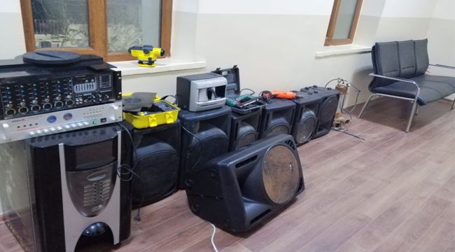 ÇEŞME'DE 3 ŞÜPHELİ YAKALANDI