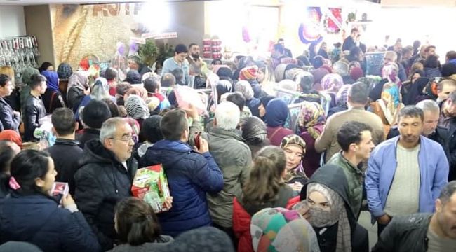 ‘Corona’ uyarılarına rağmen mağaza açılışında izdiham dikkat çekti