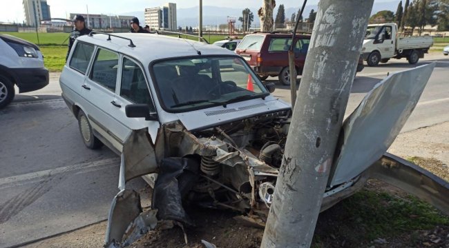 Elektrik direğine çarpan otomobilin sürücüsü yaralandı