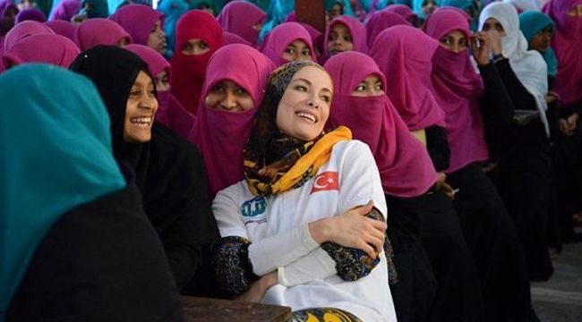 Gamze Özçelik'e Diyanet İşleri'nden ödül