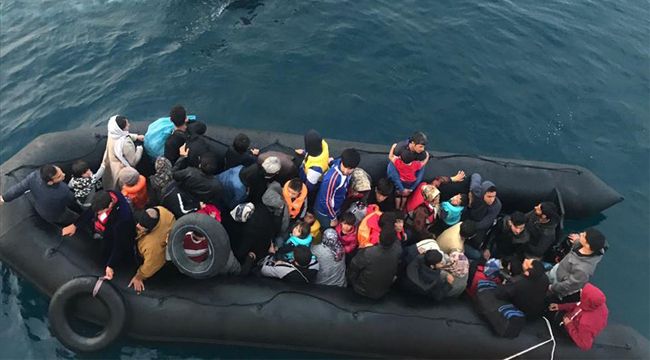 Göçmenlerin denize açıldığı bot su aldı
