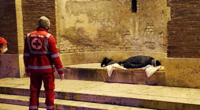 İtalya'da insanlar Sokaklarda Hayatını Kaybetmeye Başladı