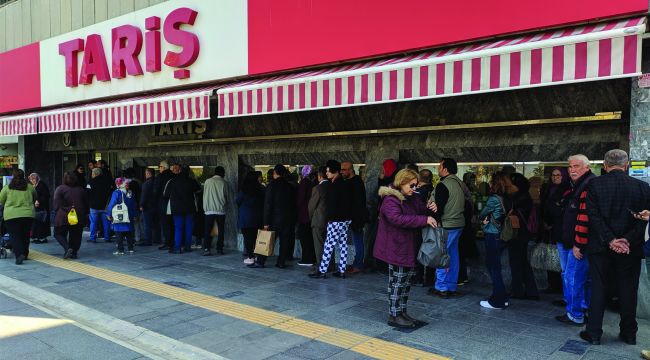 İZMİR'DE KOLONYA KUYRUĞU