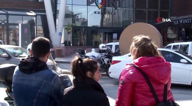 İzmir'deki alışveriş merkezinde hareketli dakikalar