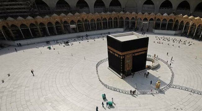 Kabe'de tavaf devam ediyor