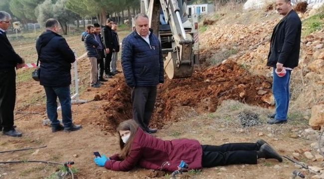 Kadın profesör kepçenin önüne yattı