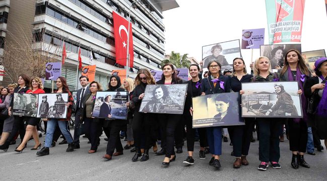 KARŞIYAKA'DA MOR YÜRÜYÜŞ