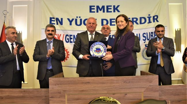 KEMALPAŞA'DA TOPLU İŞ SÖZLEŞMESİ SEVİNCİ