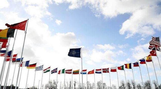 Kuzey Makedonya'nın bayrağı NATO'da göndere çekildi
