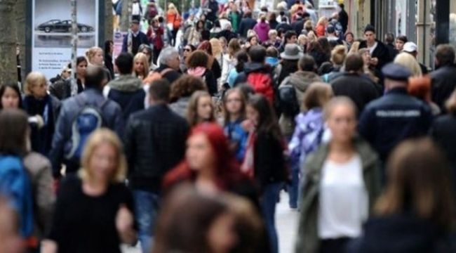 MEYDAN BAŞI BOŞ GENÇLERE KALDI