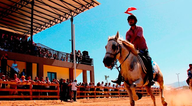ÖDEMİŞ'TE RAHVAN AT YARIŞI