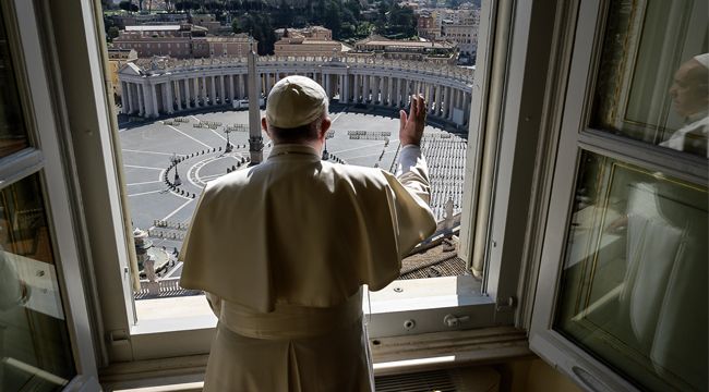 Papa Francis boş meydanı kutsadı