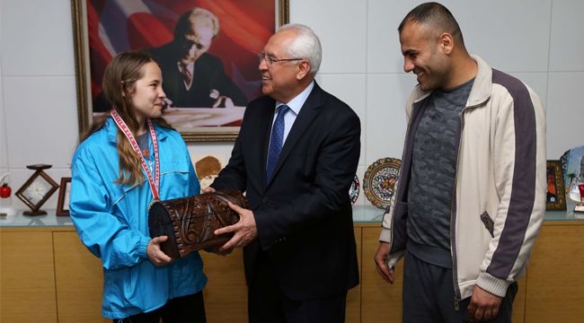 ŞAMPİYON MADALYASIYLA GELDİ