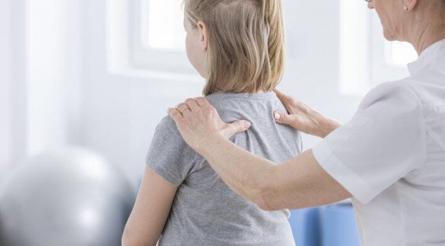 Skolyoz hastalığı kız çocuklarında daha çok görülüyor