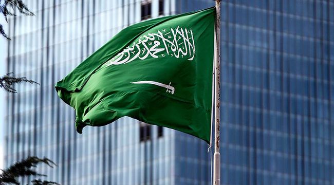 Suudi Arabistan uçak ve gemi seferlerini durdurdu