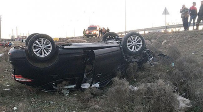 Takla atan otomobilden sağ kurtuldular