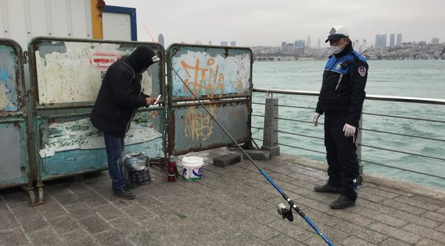 Üsküdar'da yasağa rağmen gizlenip balık tutarken yakalandı