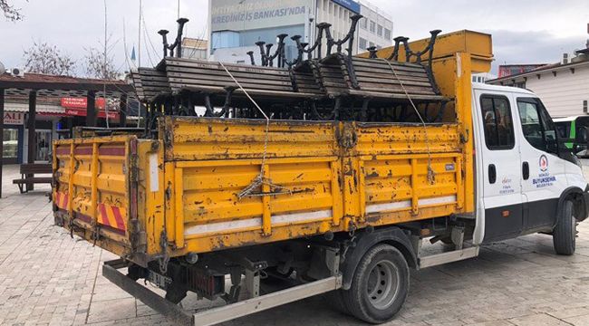 Uyarıları dinlemediler belediye bankları söktü