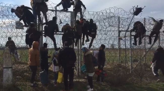 Yunan askeri göçmen vurdu