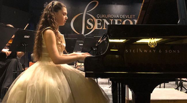 11 yaşındaki piyanist 'Geleceğe Umut' bestesini 23 Nisan için çaldı