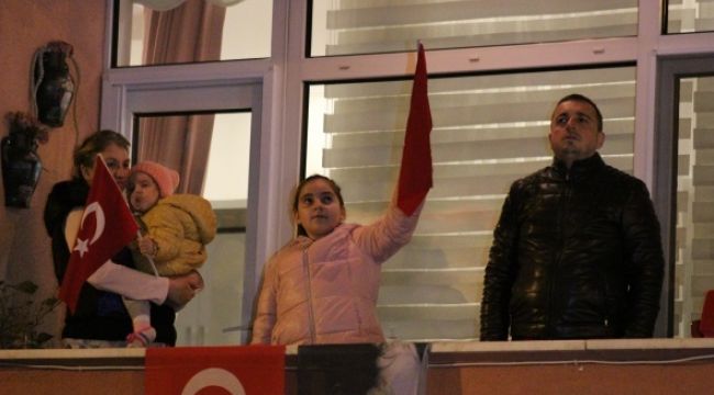 23 NİSAN COŞKUSU BALKONLARDA YAŞANDI