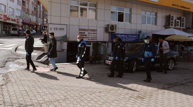 3'ten fazla kişinin yan yana yürümesi yasaklandı