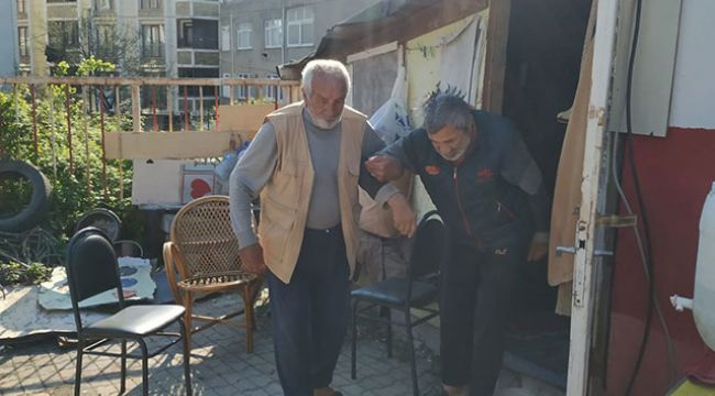 80 yaşındaki baba, barakada 60 yaşındaki hasta oğluna bakıyor