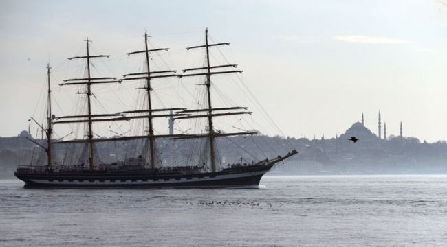 94 yıllık yüzen tarih İstanbul Boğazı'ndan geçti