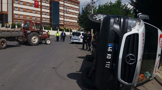 Ambulans ile traktör çarpıştı: 5 yaralı