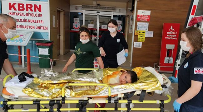 Annesinin otomobilde bıraktığı çocuk yaralandı